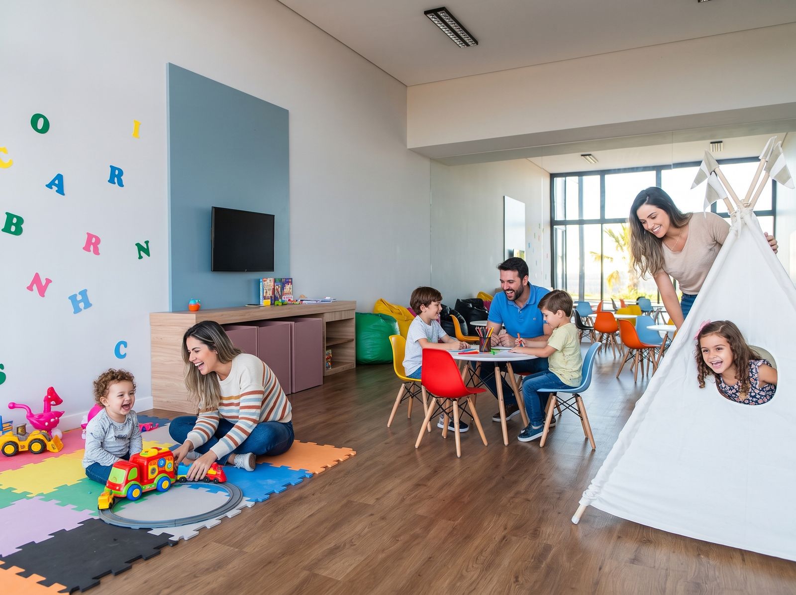 Crianças e pais brincando na área kids