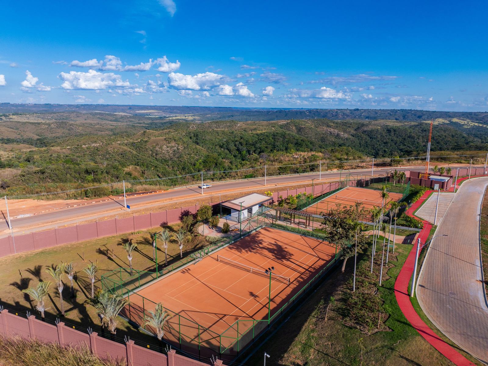 Vista aérea das quadras de tênis de saibro do Jardins Genebra