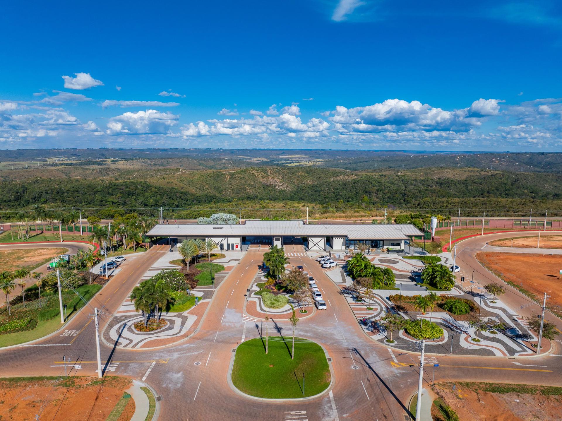 Vista aérea da portaria e do paisagismo do Jardins Genebra